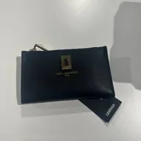 [S] KARL LAGERFELD LH3NR8BQ TOP ZIP BI-FOLD WALLET,BLACK/GOLD, 196788750852 (SKL897)