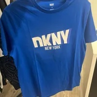 [S] DKNY SLANTED LOGO TEE,LAPIS, M1410038-LAP (SD835)