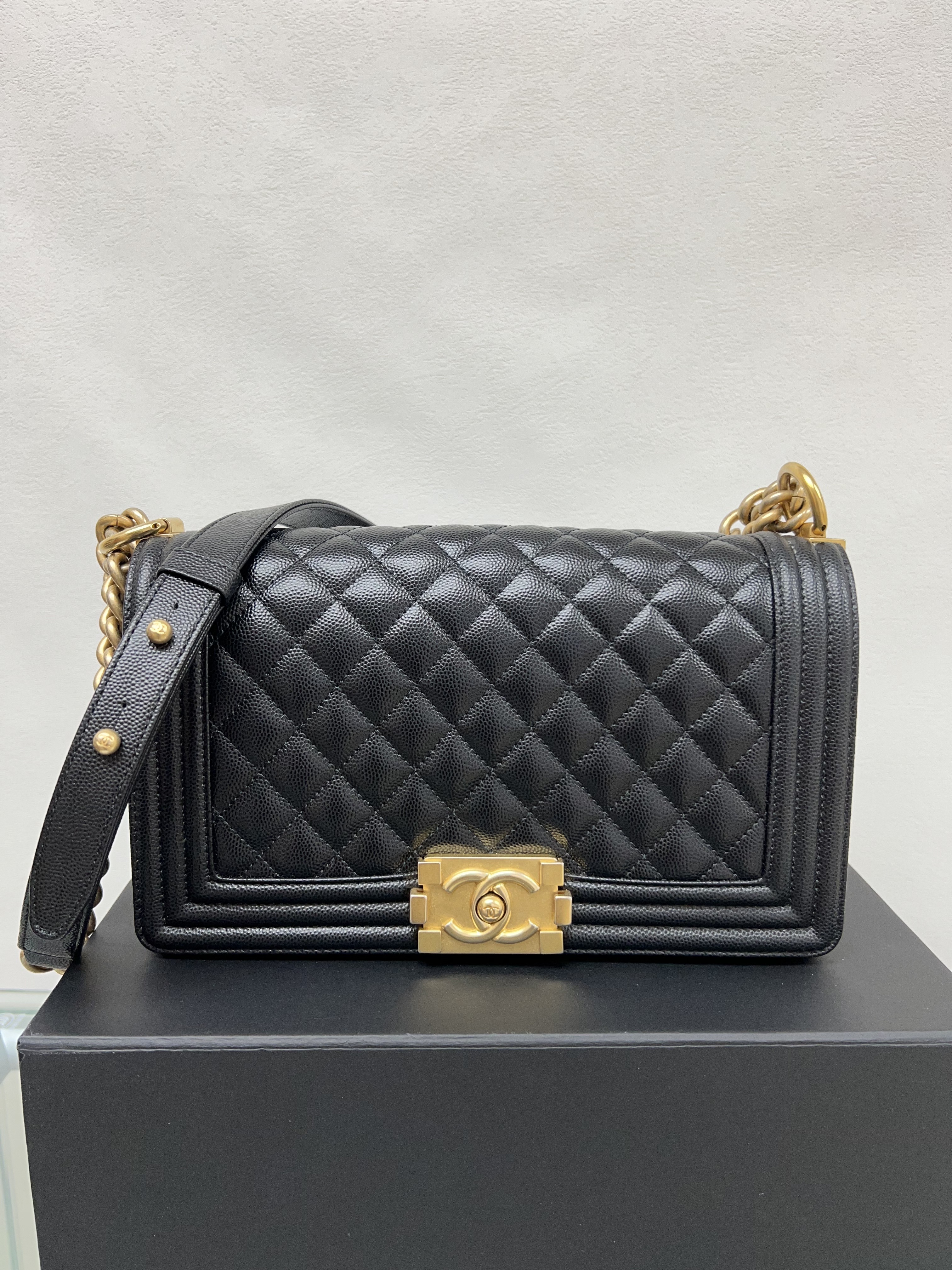Chanel boy 25cm medium (black caviar/GHW)