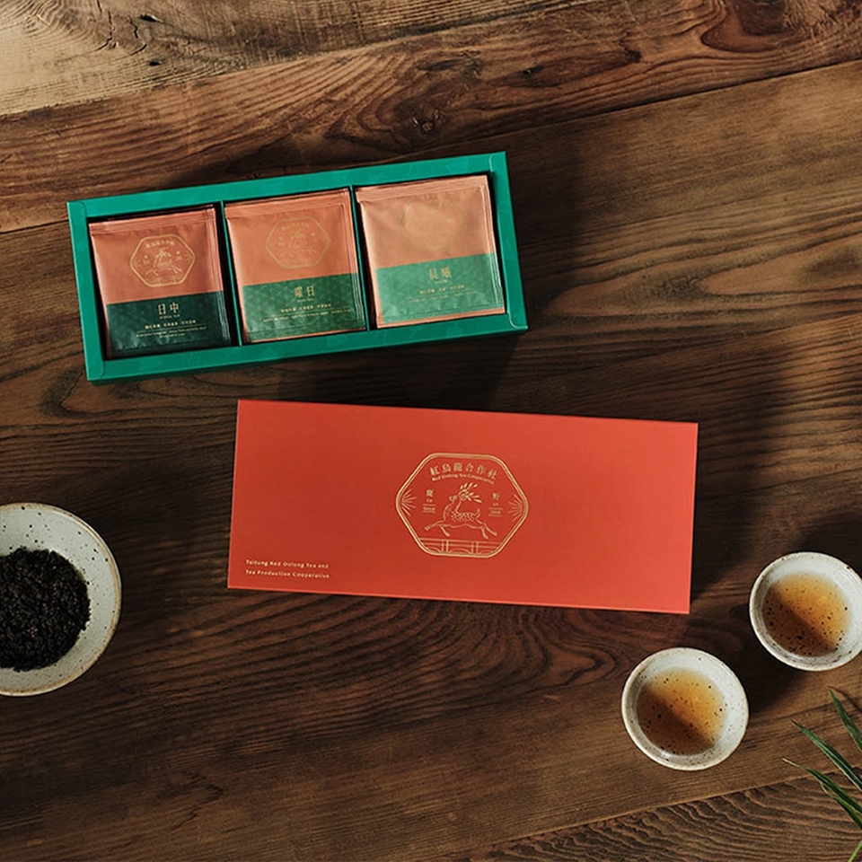 長輩的過年禮盒不妨選擇紅烏龍合作社的綜合茶包禮盒，裡面包含三種不同口味，讓愛茶的人一次滿足。