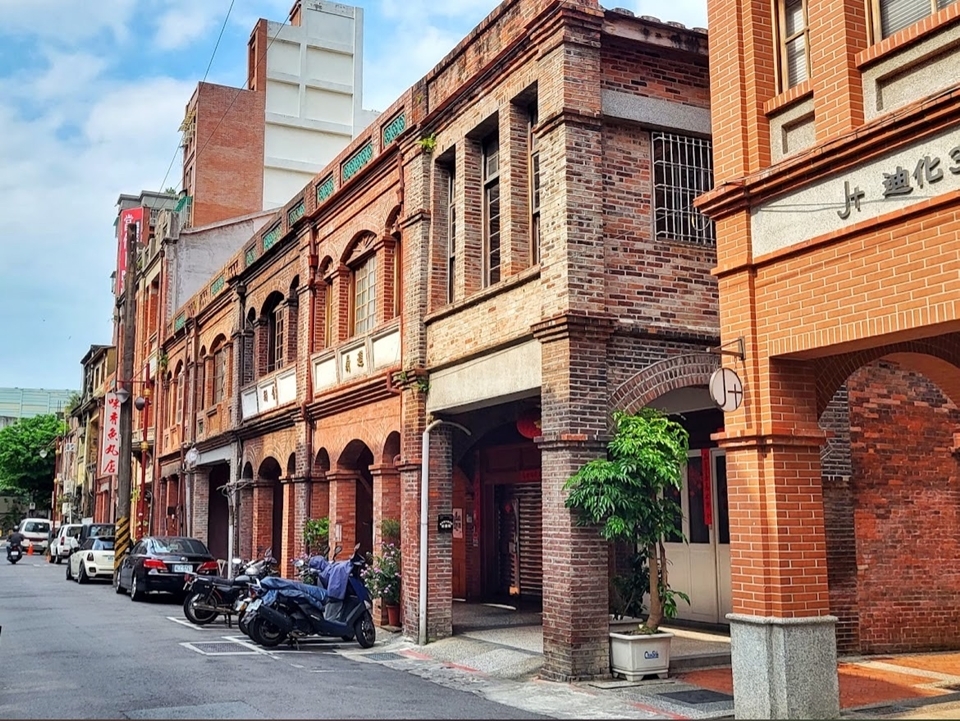迪化街是台北市最原汁原味的老街，也是每年農曆春節最負盛名的台北年貨大街。