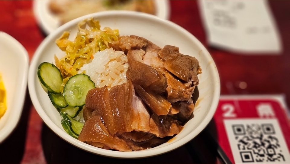 迪化街的大稻埕魯肉飯是傳承了三代的美味，配上店家特製酸菜與小黃瓜堪稱人間美味。