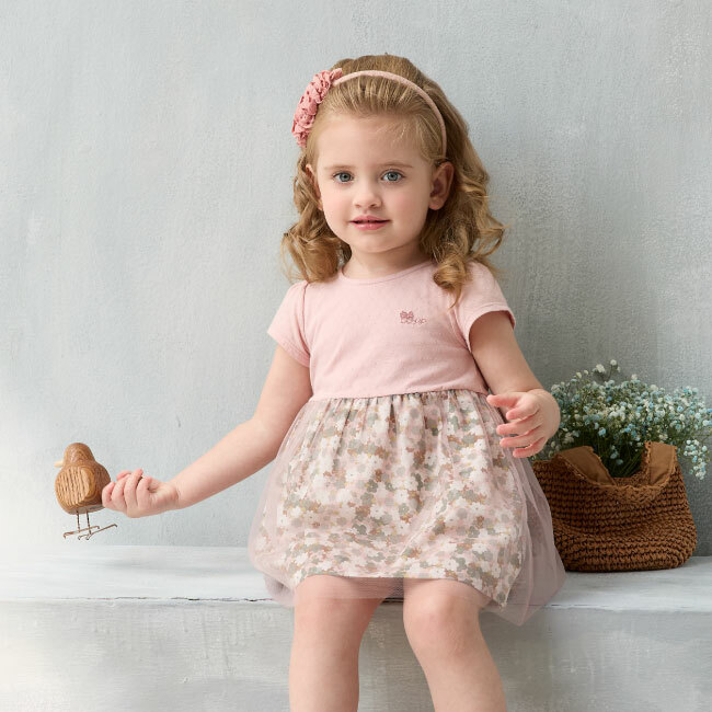 ◎典雅網紗印花布設計 ◎精緻蝴蝶結布花設計 ◎澎澎袖俏皮設計 ◎經典胸前精緻刺繡設計 ◎百貨專櫃義大利品牌童裝