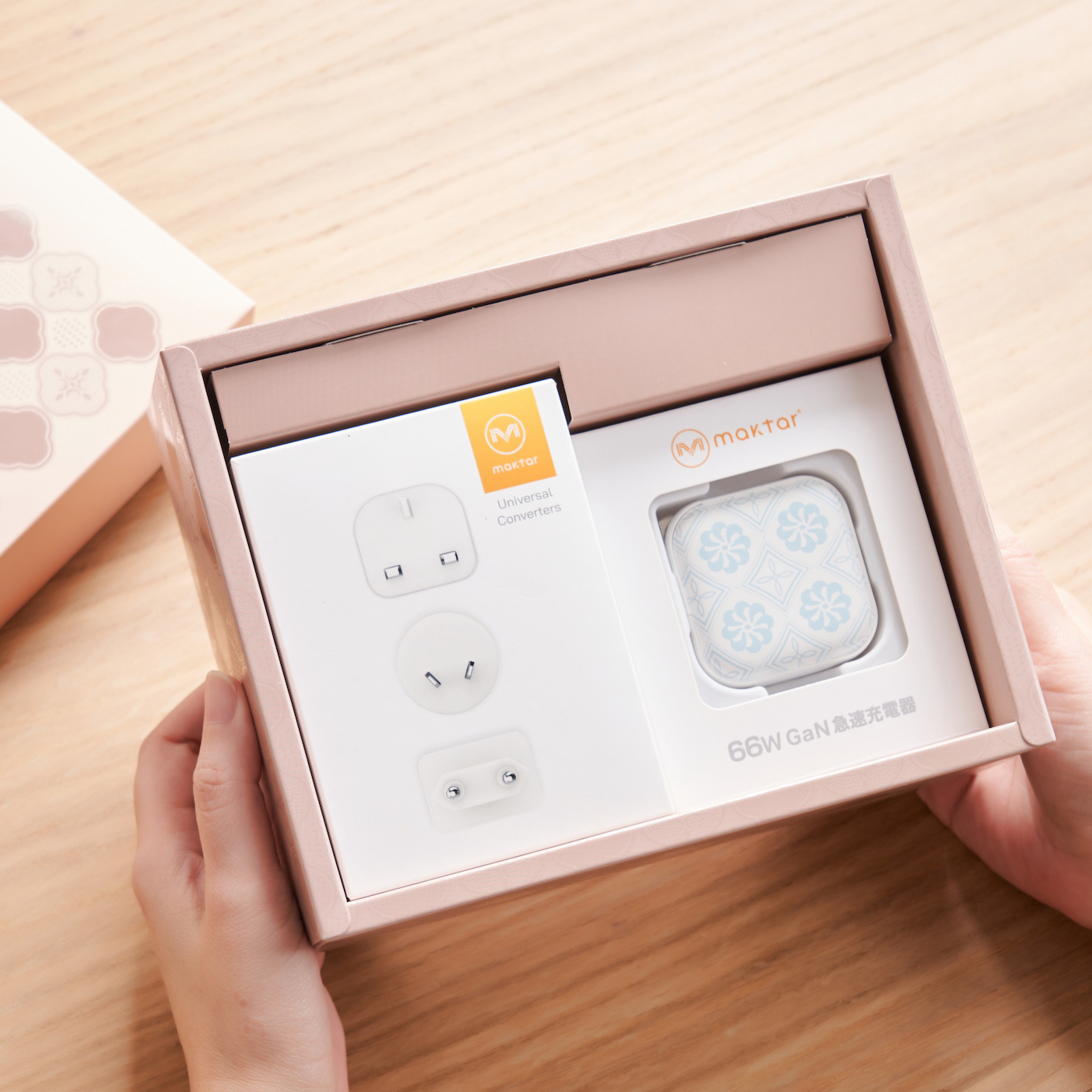 印花樂ＸMaktar聯名口袋快充禮盒組- 66W充電器(含萬國轉接頭＋傳輸線＋收納袋)