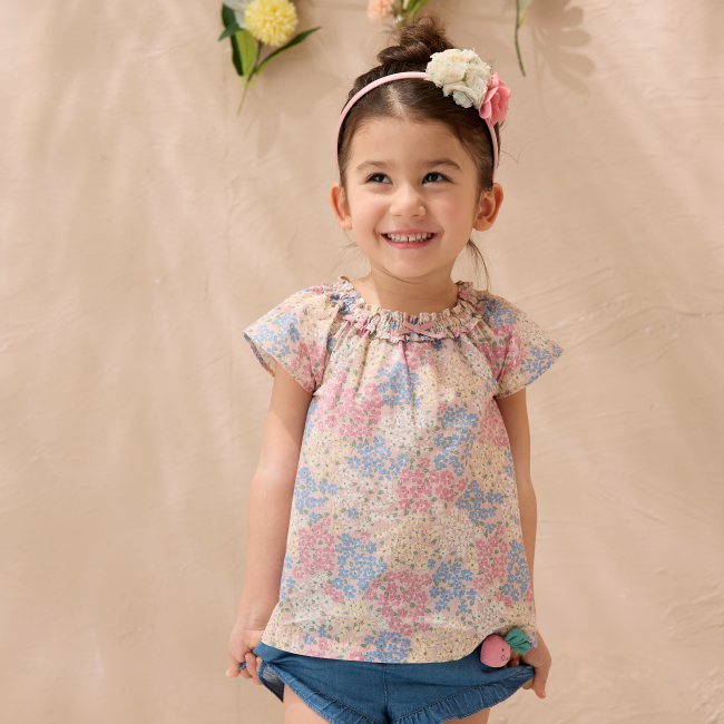 ◎清新小碎花印花設計 ◎小波浪抽皺設計 ◎特殊蝴蝶袖版型設計 ◎寬版扇形獨版型設計 ◎百貨專櫃義大利品牌童裝