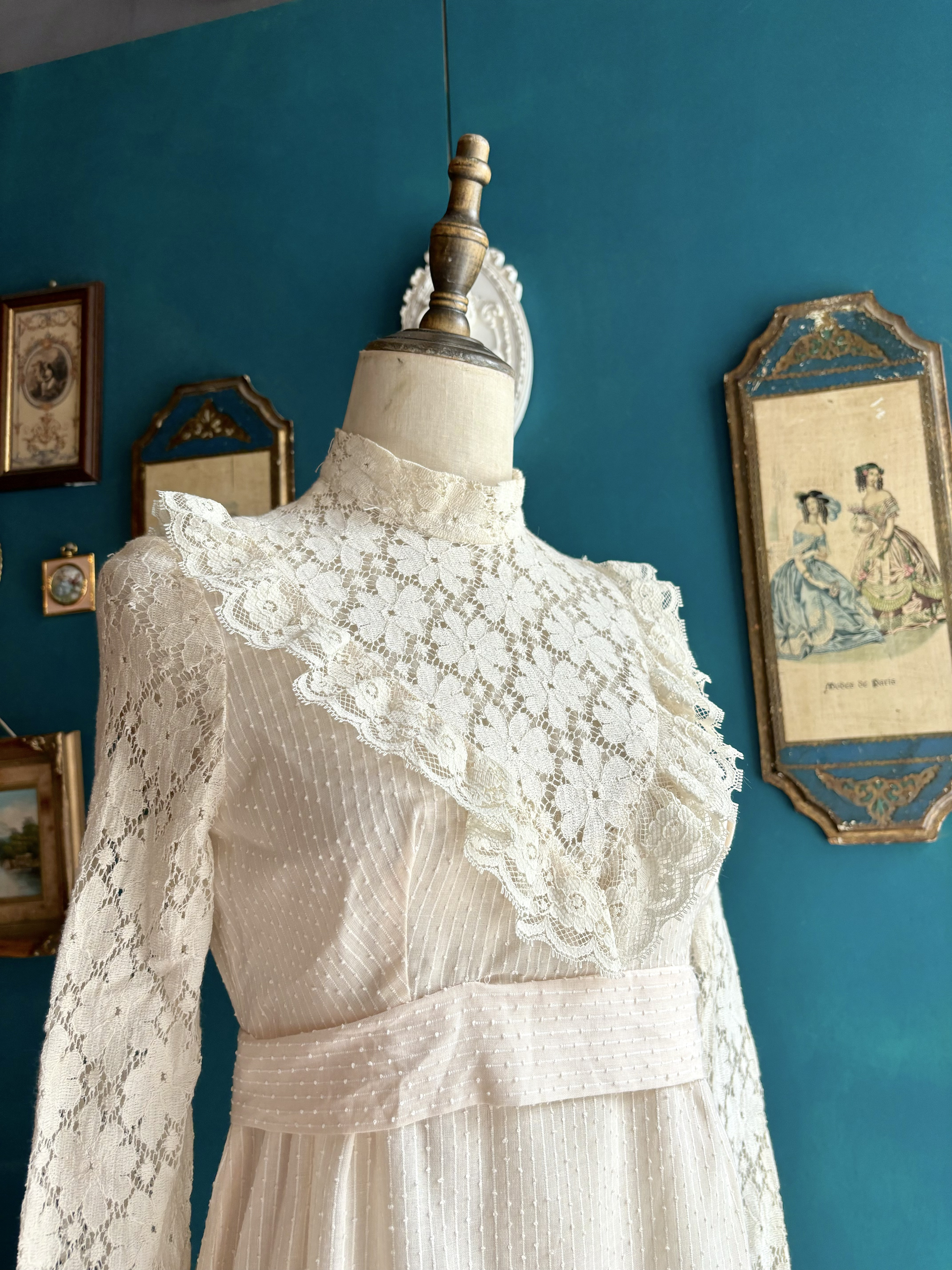 Vintage Wedding Dresses/古著1970年代鏤空蕾絲領及地白紗