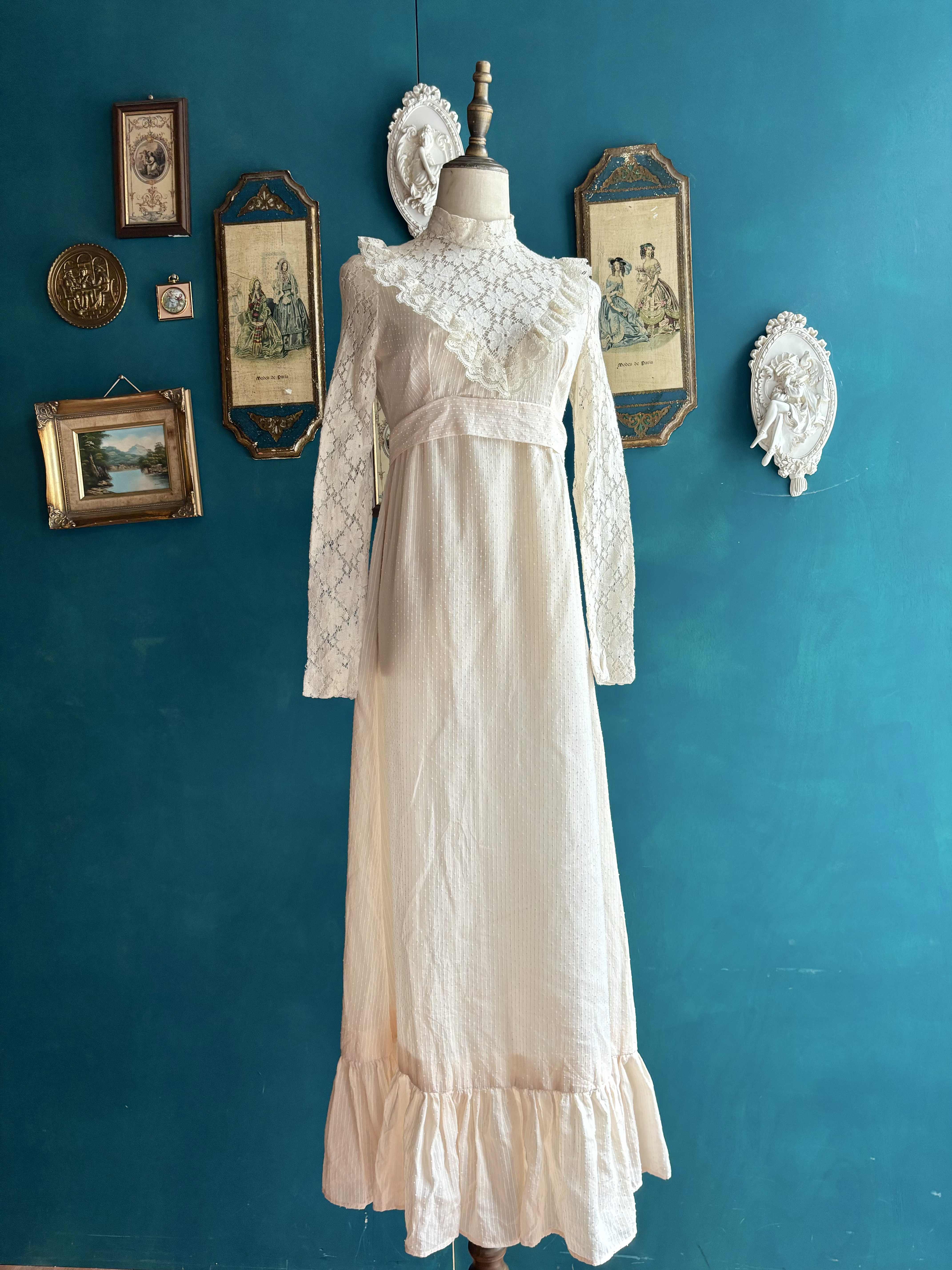 Vintage Wedding Dresses/古著1970年代鏤空蕾絲領及地白紗