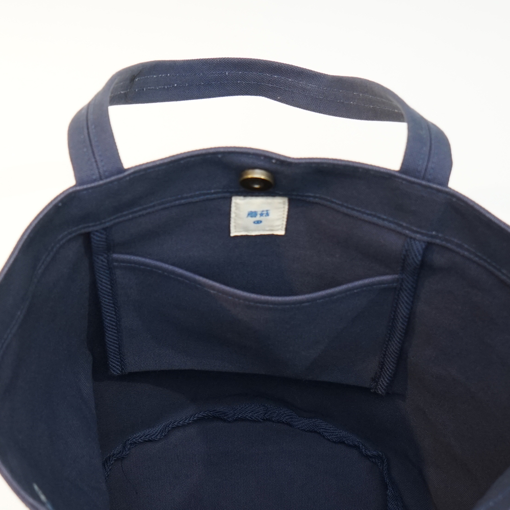 小Cam 深海藍帆布托特包正面展示，小巧挺版設計，沉穩色系適合日常搭配