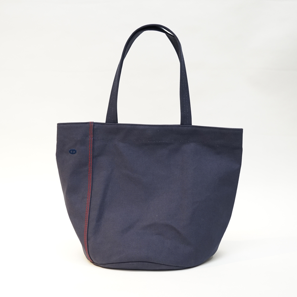 小Cam 深海藍帆布托特包正面展示，小巧挺版設計，沉穩色系適合日常搭配