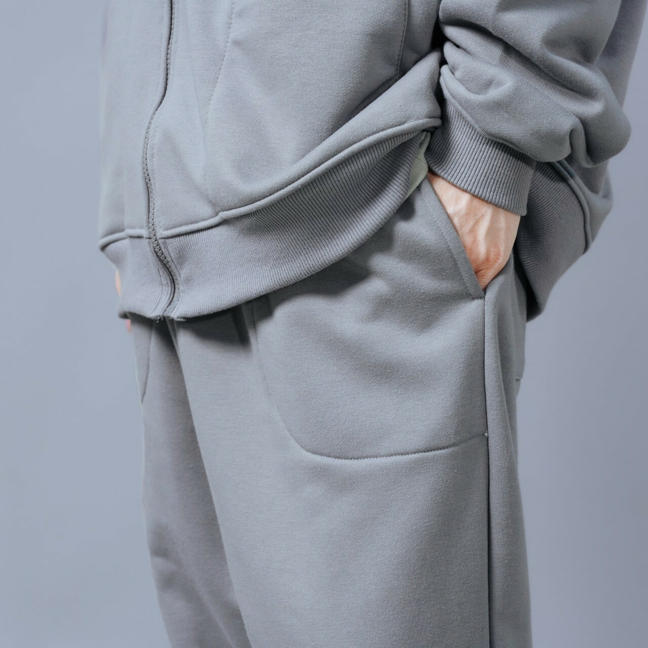 模特穿著#17677 極厚磅圓弧口袋棉褲灰寧藍細節照