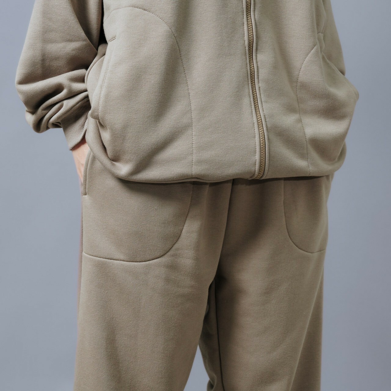 模特穿著#17677 極厚磅圓弧口袋連帽外套灰卡其半身照