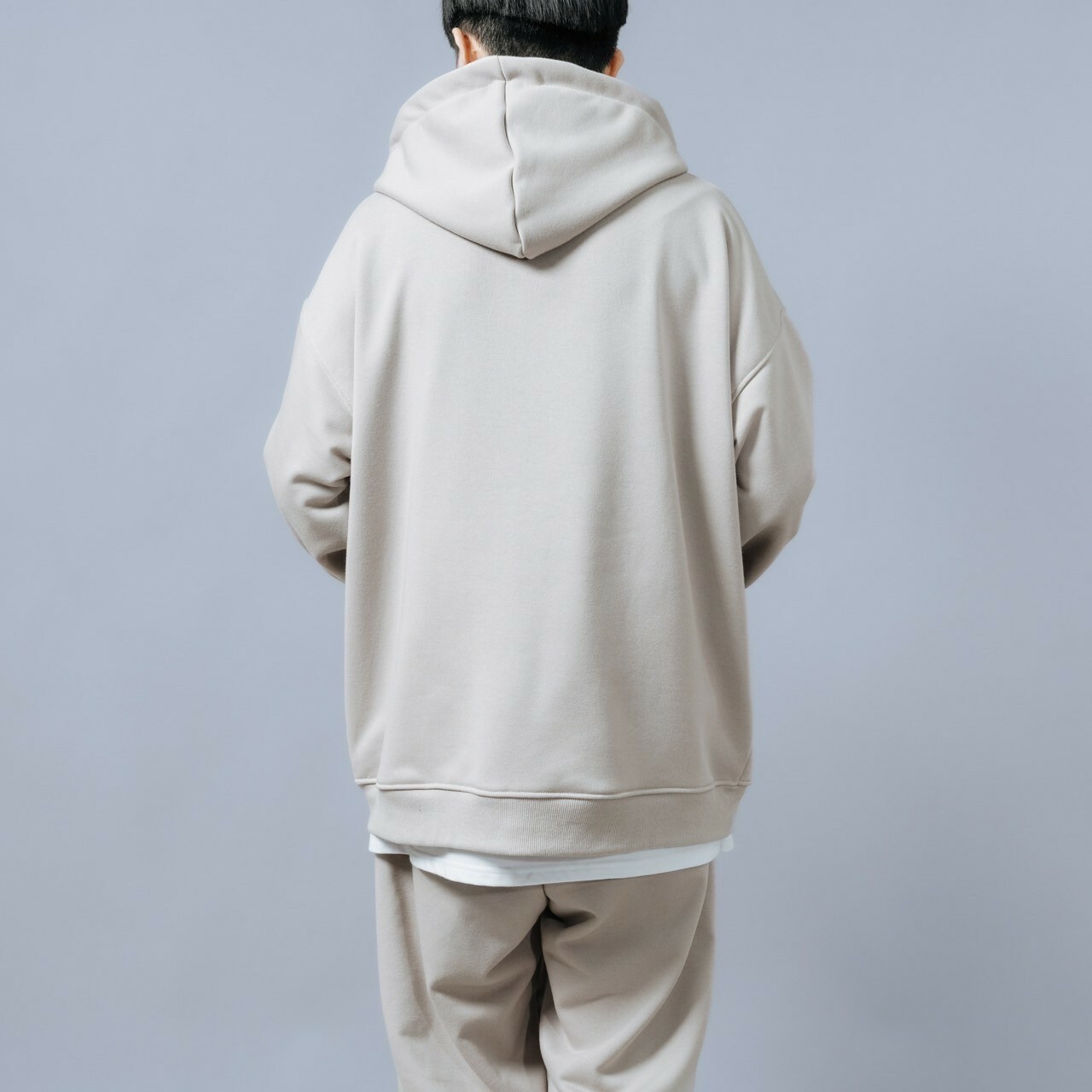 模特穿著#17677 極厚磅圓弧口袋連帽外套奶奶灰背面照