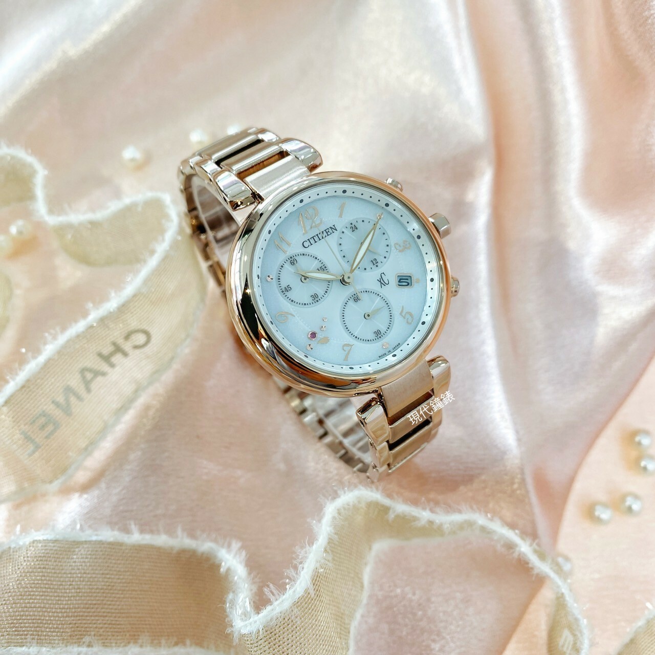 【CITIZEN 星辰】XC櫻花粉紅金三眼光動能女錶 FB1456-65B 35mm 現代鐘錶