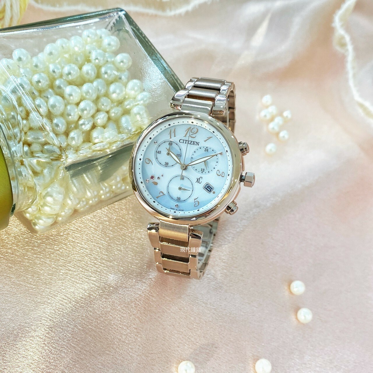 【CITIZEN 星辰】XC櫻花粉紅金三眼光動能女錶 FB1456-65B 35mm 現代鐘錶
