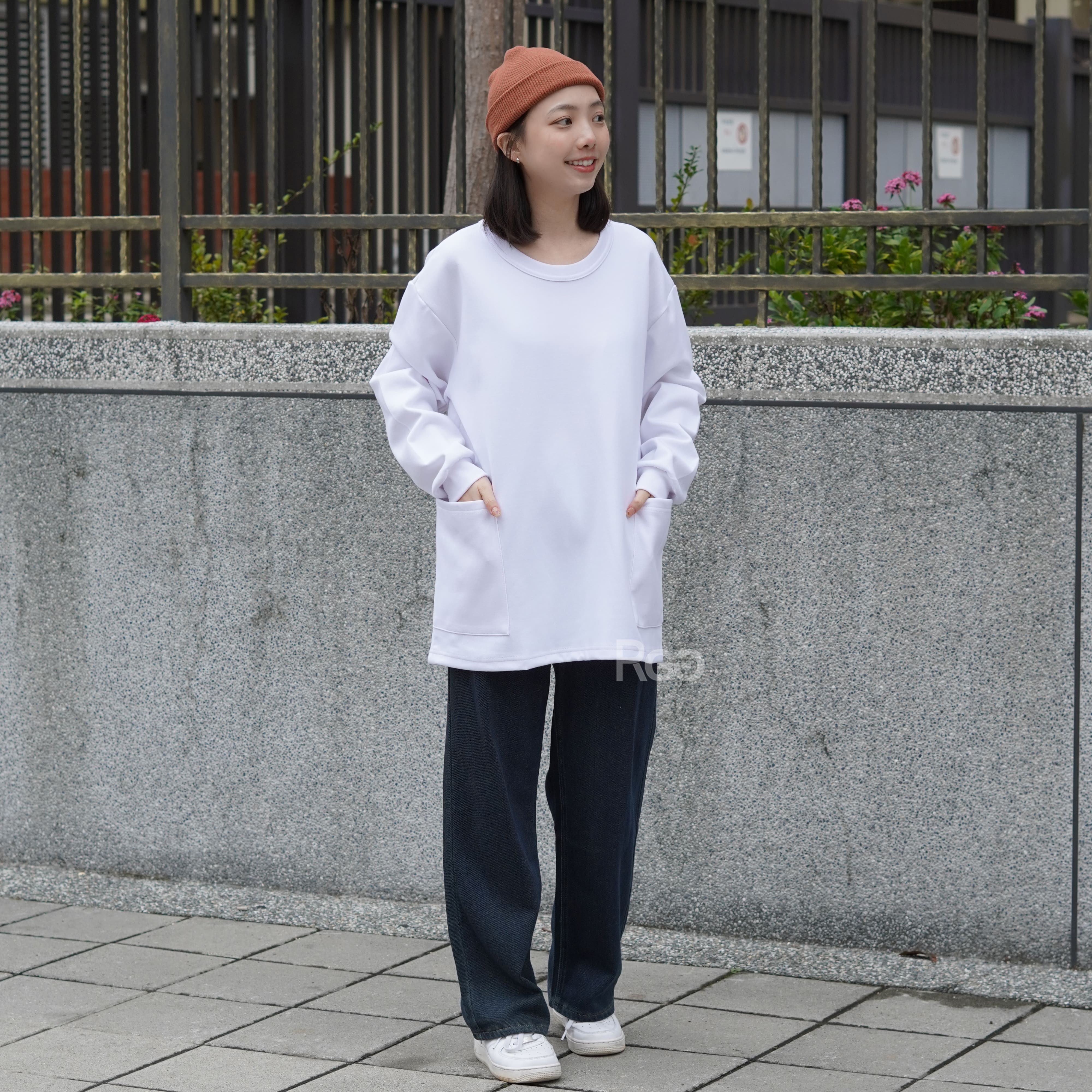 女模著台灣製太空棉落肩側雙口袋長T白色Ｍ實著