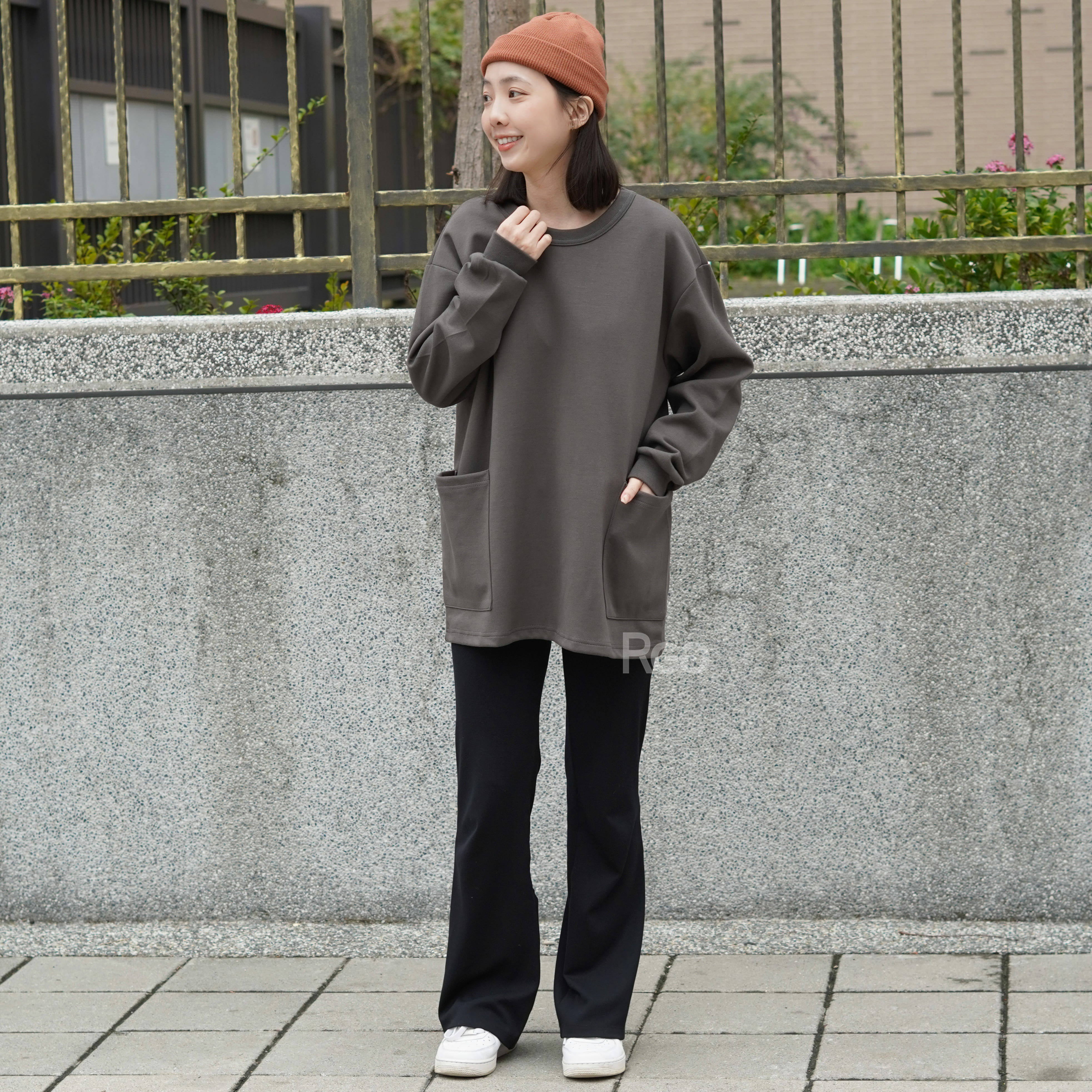 女模著台灣製太空棉落肩側雙口袋長T深灰色Ｍ實著