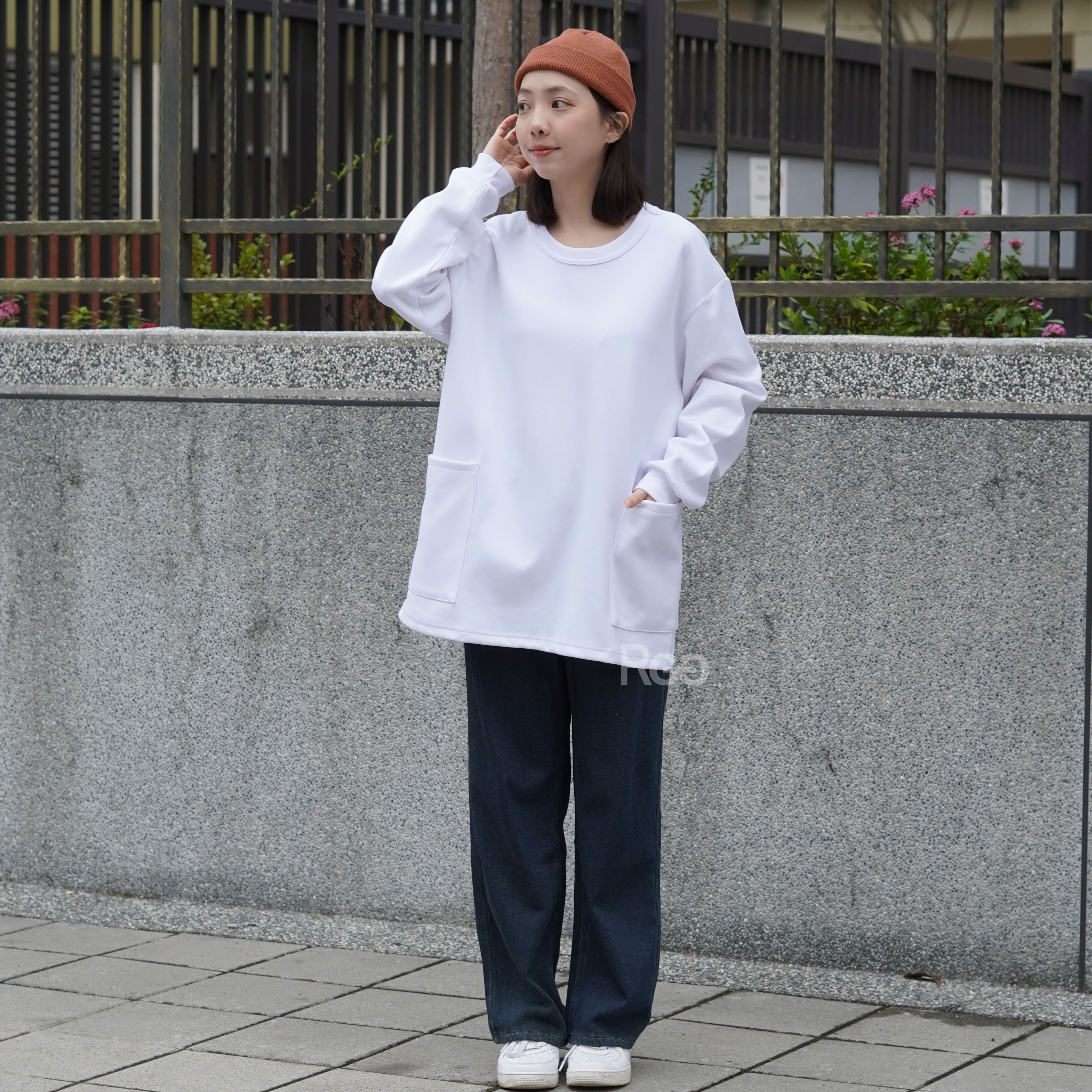 女模著台灣製太空棉落肩側雙口袋長T白色Ｍ