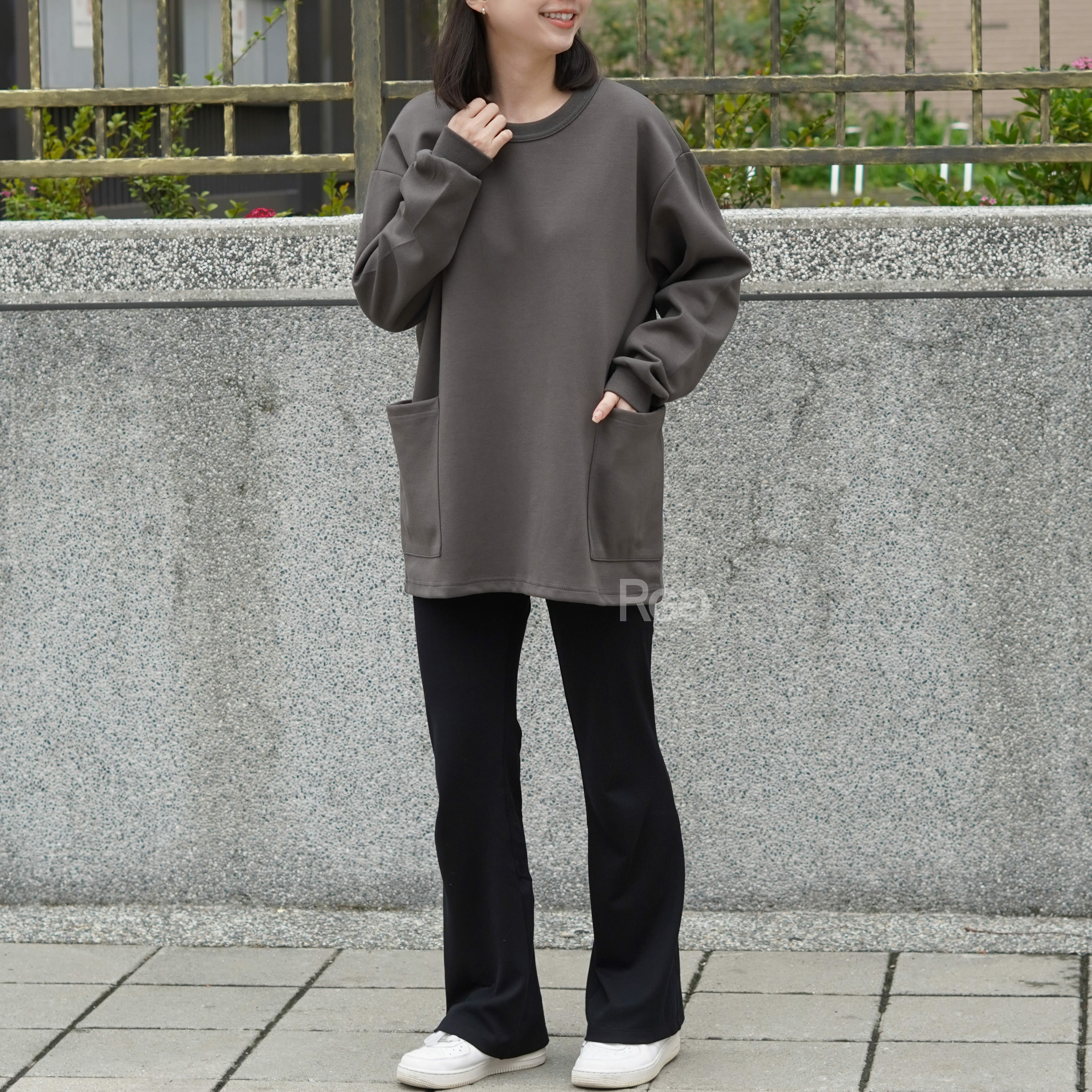 女模著台灣製太空棉落肩側雙口袋長T深灰色Ｍ