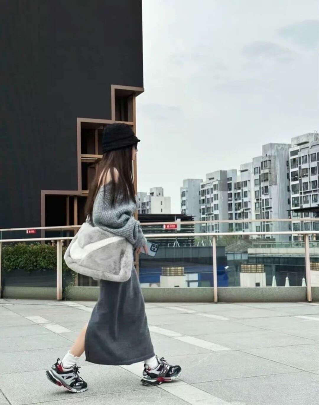 【限時特價 】 NIKE 大勾毛毛包 托特包 毛毛托特包 灰色 斜背包 手提包 側背包