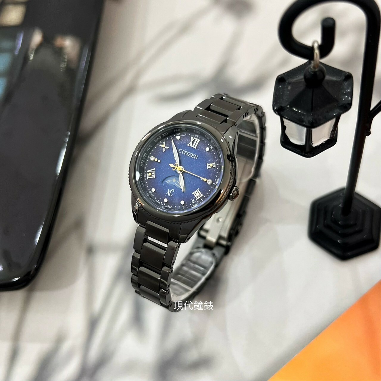 【CITIZEN 星辰】XC 夜川月限量超級鈦日月顯示光動能電波錶EE1007-75L 29mm 現代鐘錶