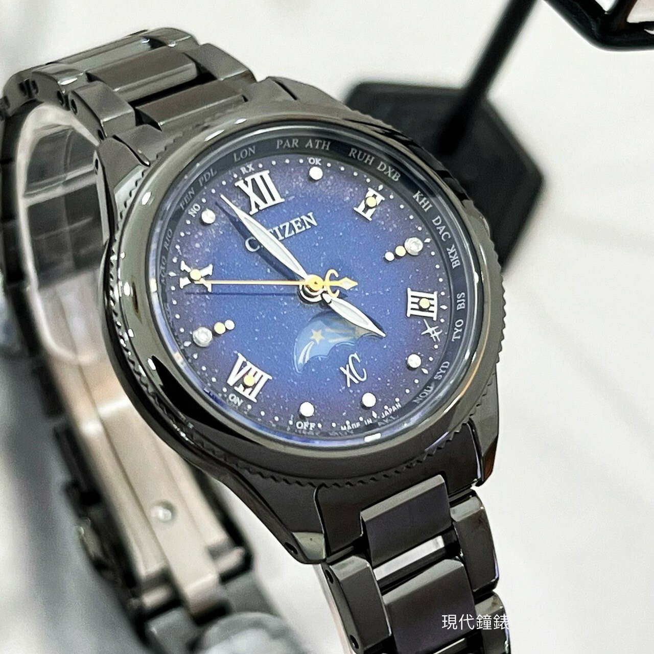 【CITIZEN 星辰】XC 夜川月限量超級鈦日月顯示光動能電波錶EE1007-75L 29mm 現代鐘錶