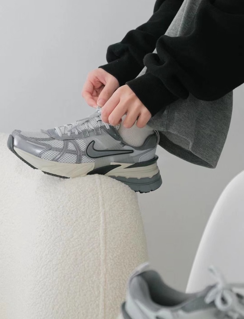 NIKE V2K RUNTEKK 鐵灰銀（FD0736-003）