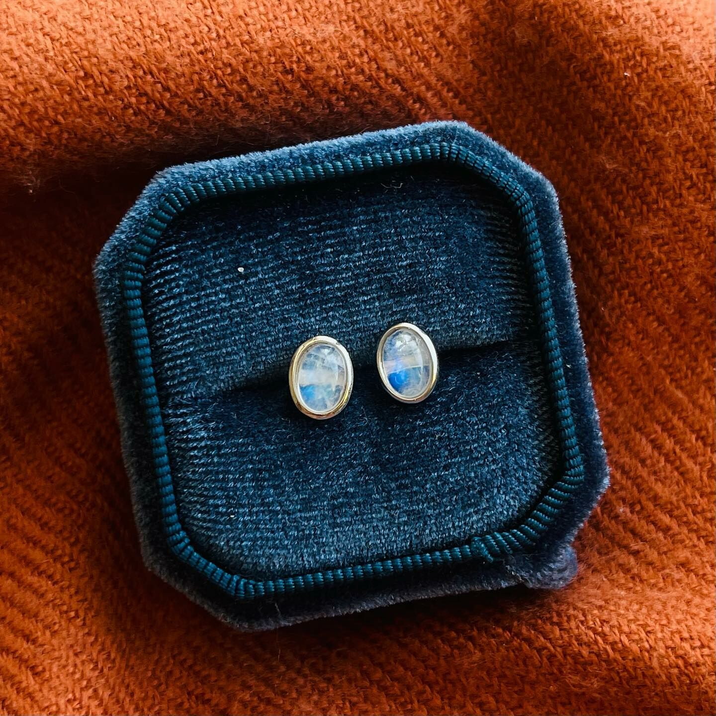 [原石] 藍光月光石 水晶耳環 店長推薦款