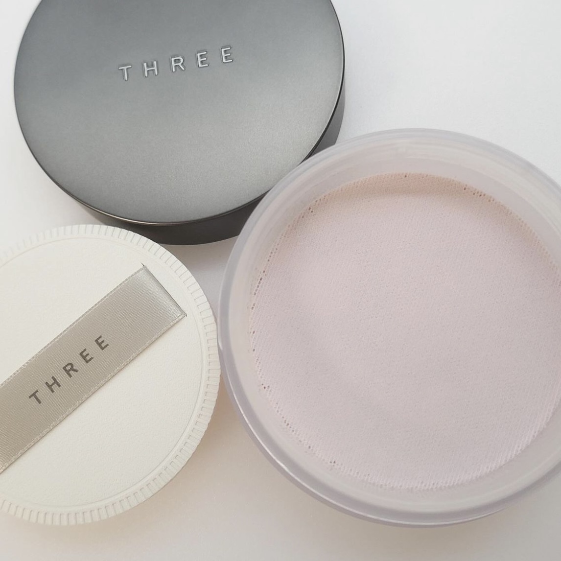 [限定] THREE Advanced Ethereal Smooth Operator Loose Powder SAKURA MIDTOWN 柔光極致晶透蜜粉 10g