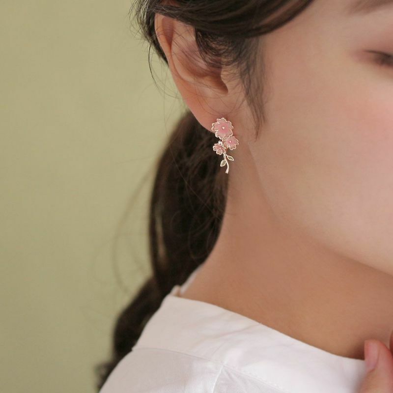 [日本制] 不對稱櫻花耳環