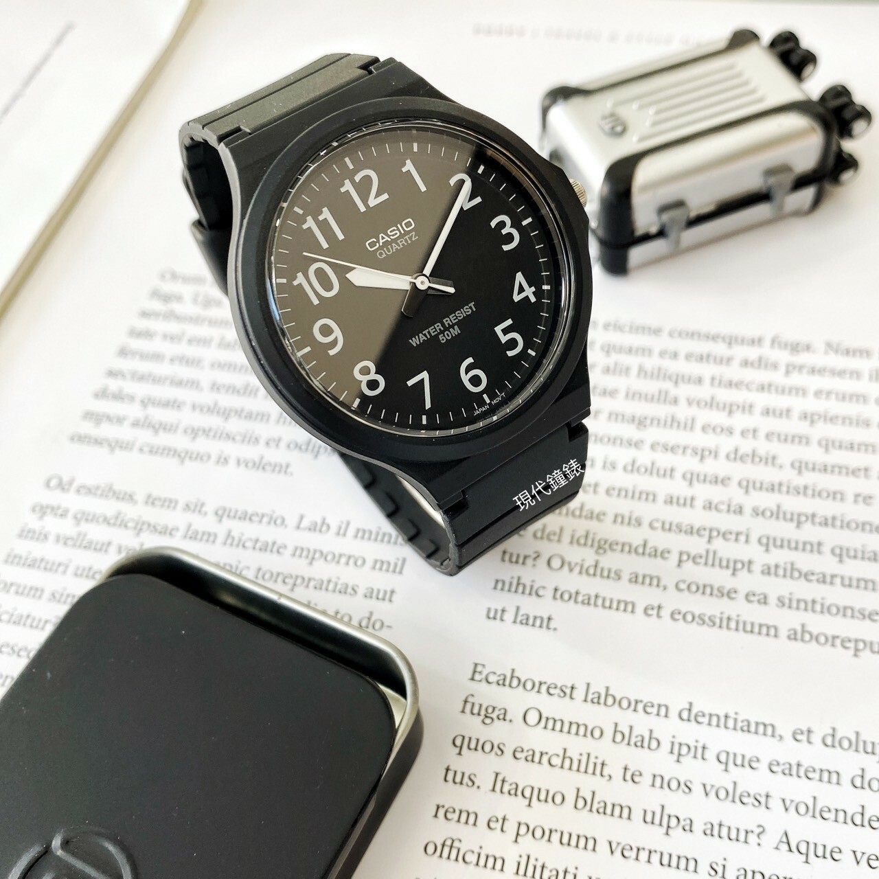 【CASIO 卡西歐】簡約指針式撞色腕錶MW-240-1B 43.6mm 現代鐘錶