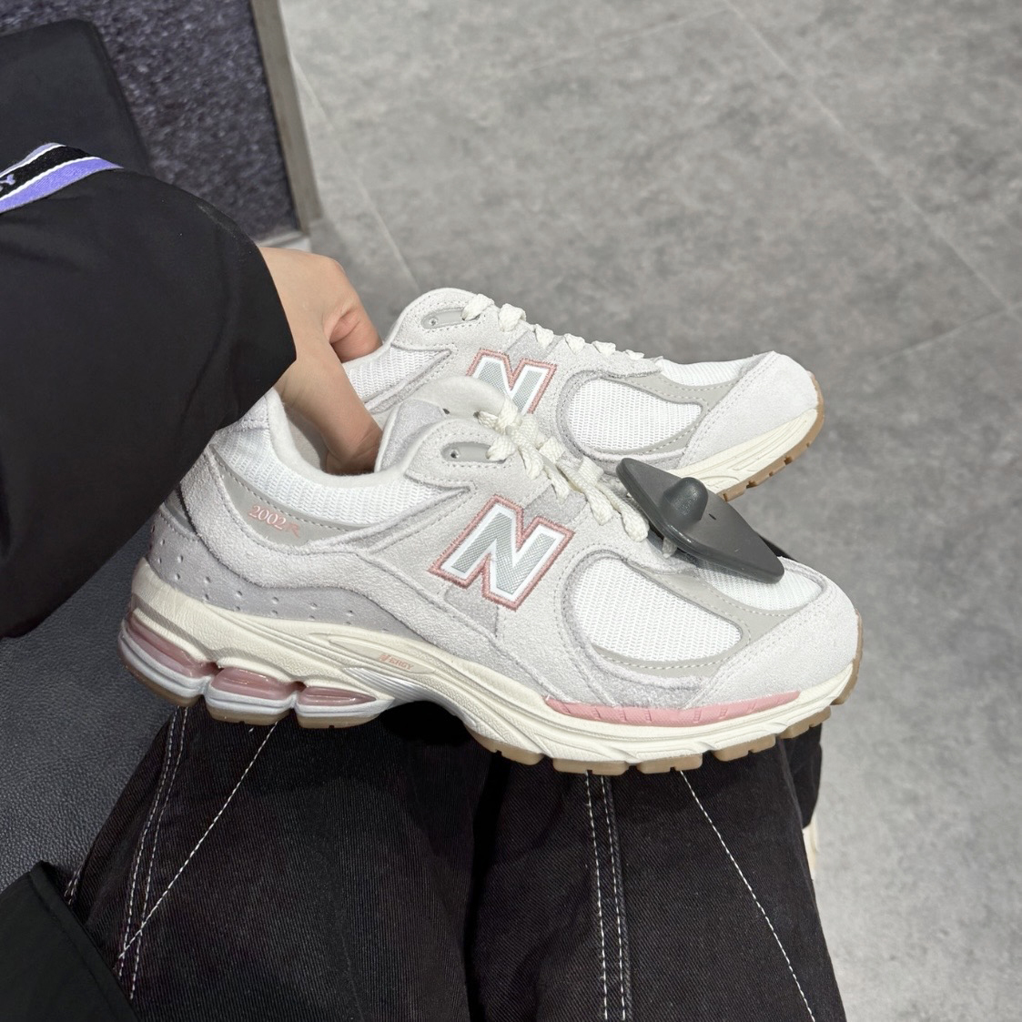 New Balance 2002R Gore-Tex 防水款粉灰M2002RPM