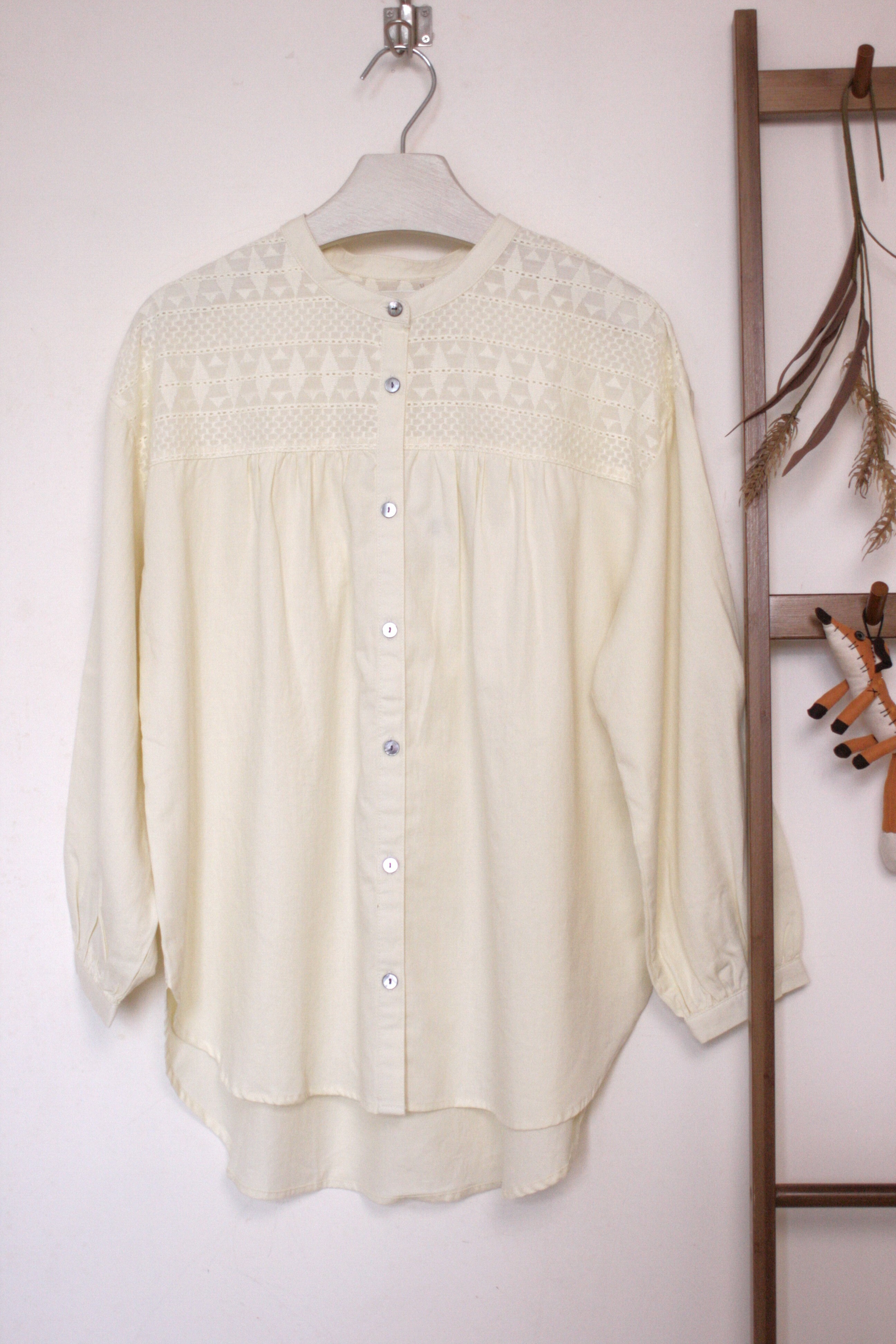 {童話國物語𓃦}小屋石子牆刺繡米白色襯衫【日本直送】