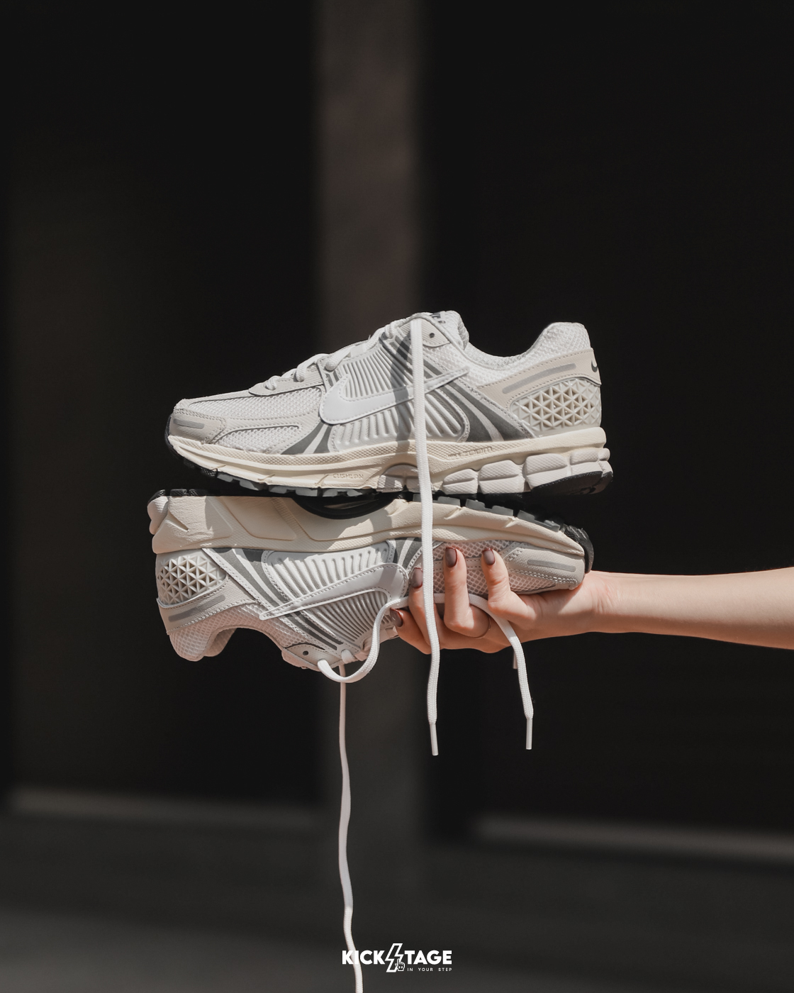 <特價67折不退換，原價4900> 男女鞋 NIKE ZOOM VOMERO 5 淺灰 銀灰 杏色 奶油底 復古 休閒鞋【HF0731-007】VMO5