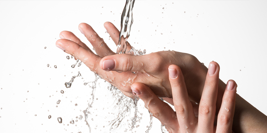 用乾淨的水清洗雙手