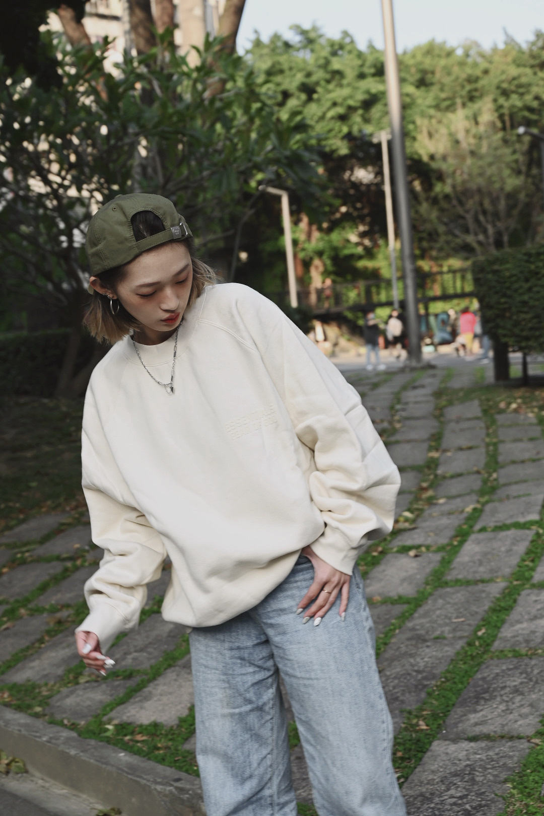 ESSENTIALS 毛氈標大學TEE EGG蛋殼白