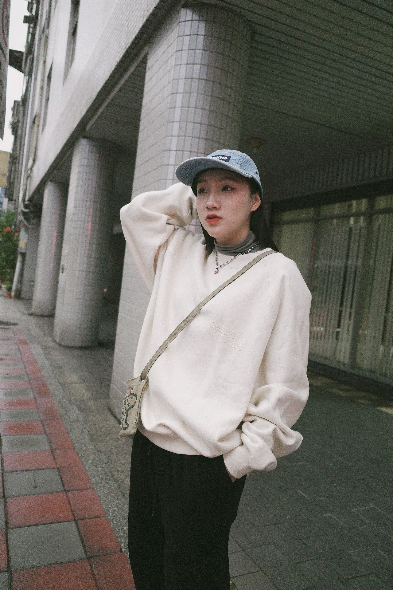 ESSENTIALS 毛氈標大學TEE EGG蛋殼白