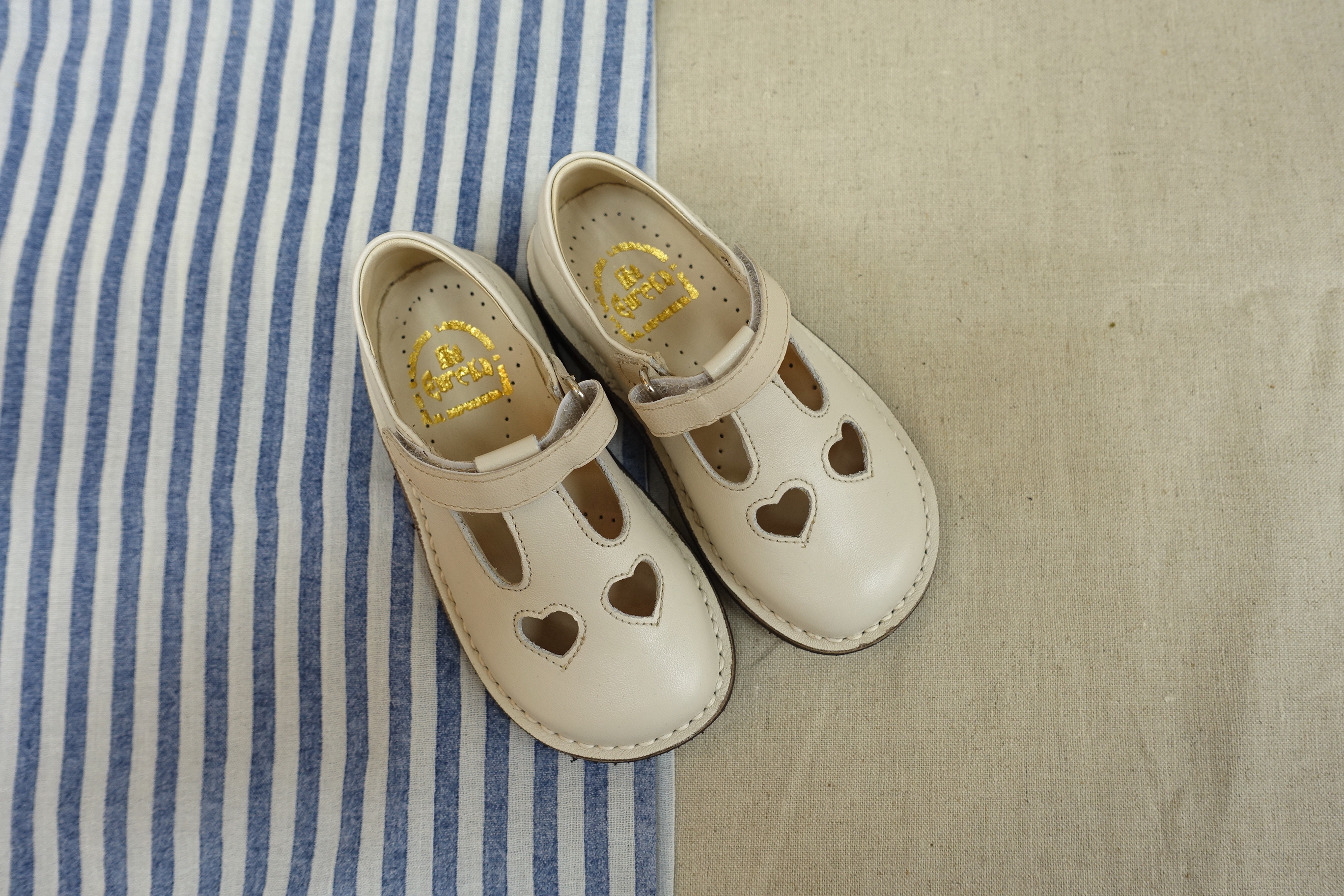 （預購）EUREKA 真皮鏤空愛心鞋 魔鬼氈