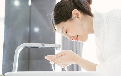 一個女人使用軟水清洗肌膚