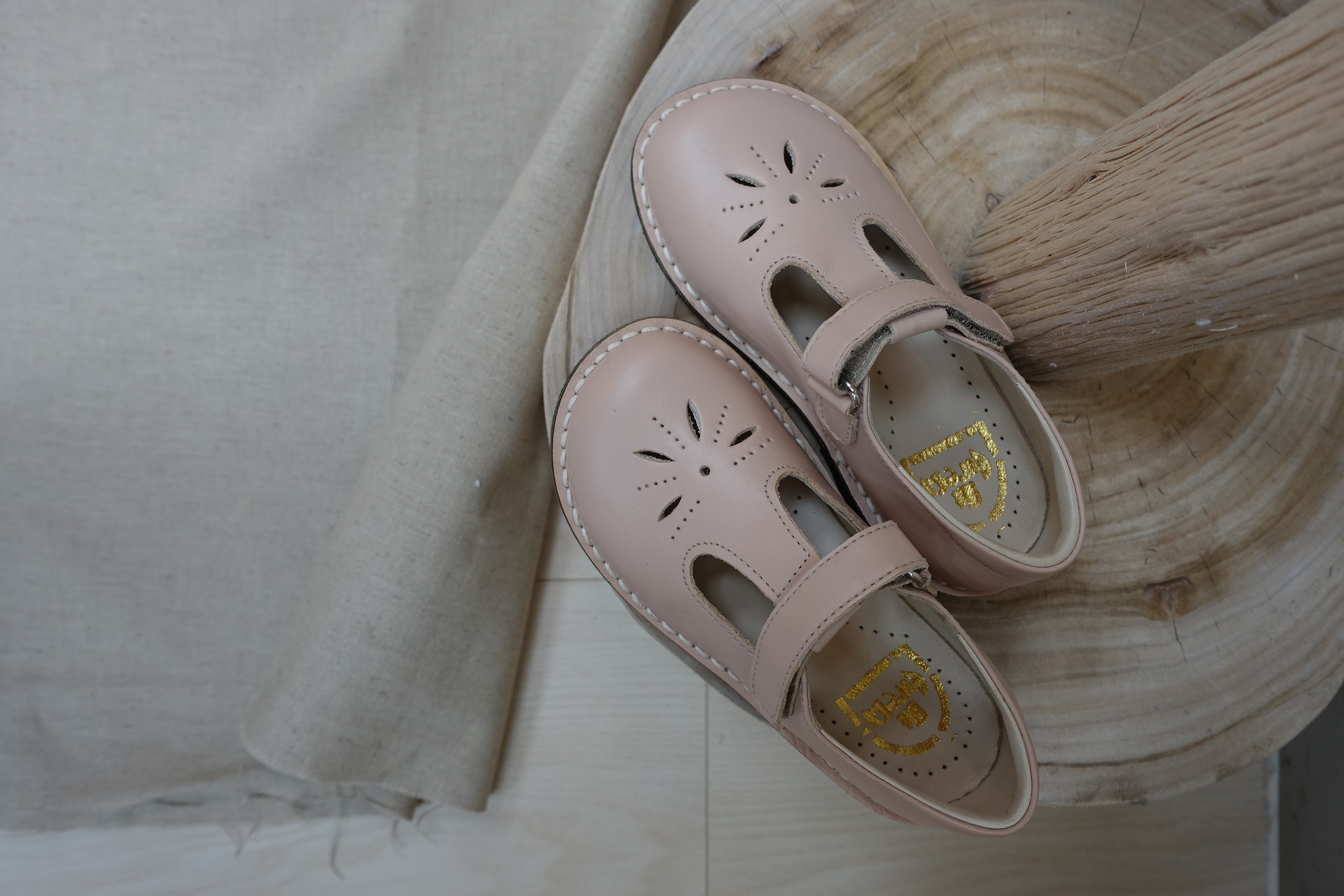 （預購）EUREKA 真皮雕花T字皮鞋 魔鬼氈款式