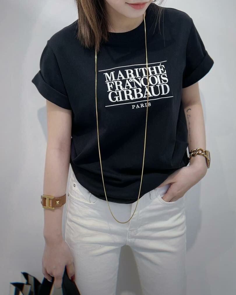 【簡約質感的刺繡字母設計上衣】（預購）