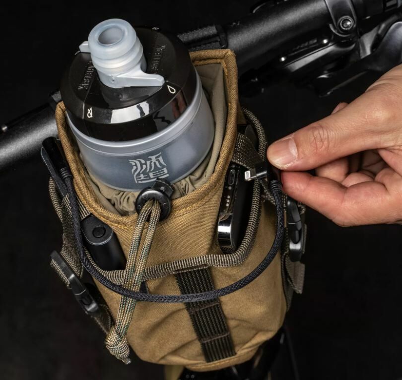 現貨【沃坦】Grab'n Go 前掛水壺包 / 卡其褐帆布