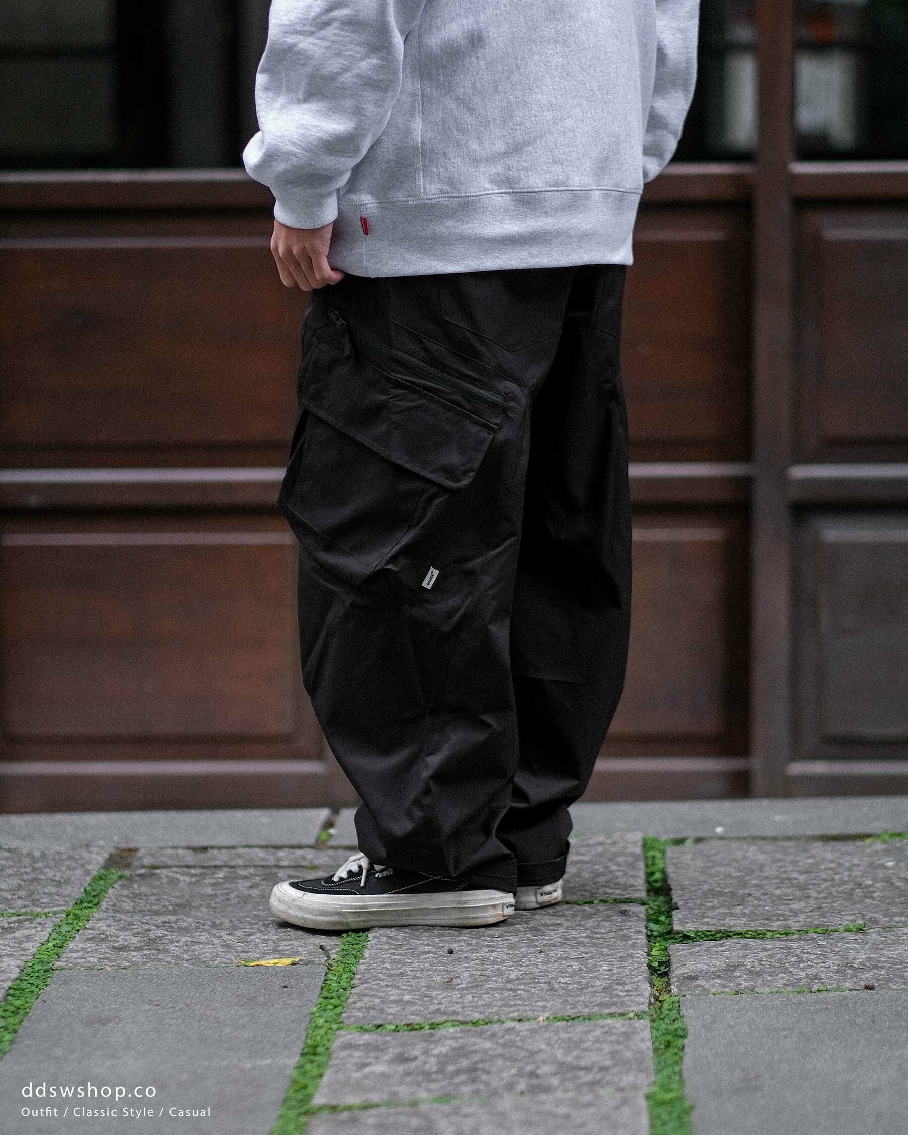 D.CLOSET 工裝長褲 寬鬆版型 立體斜口袋 黑色 米灰色