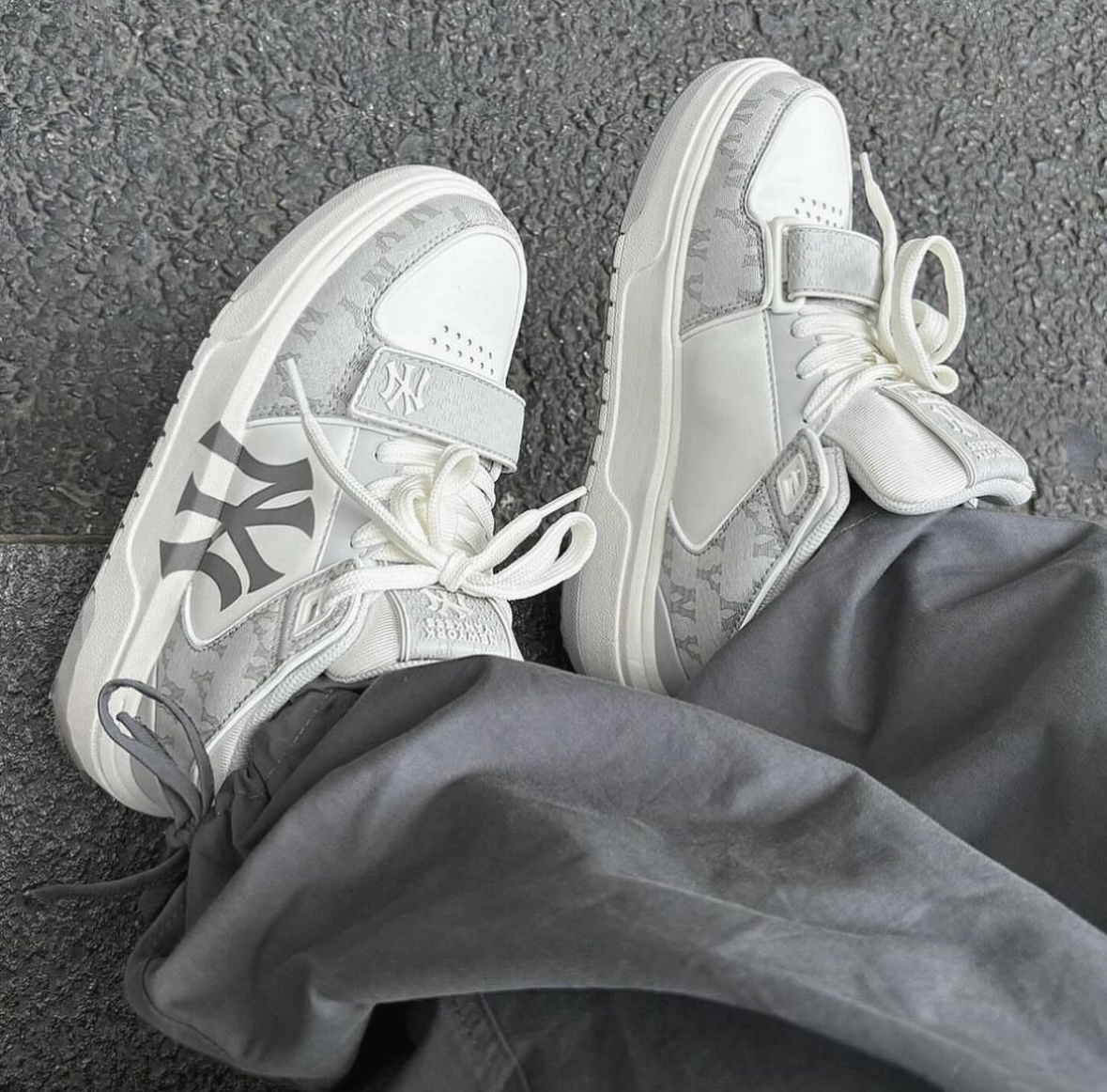 MLB 灰白 洋基隊 老花 皮革 奶油底 學長鞋 男女款 3ASXCDN3N-50GRS/預購