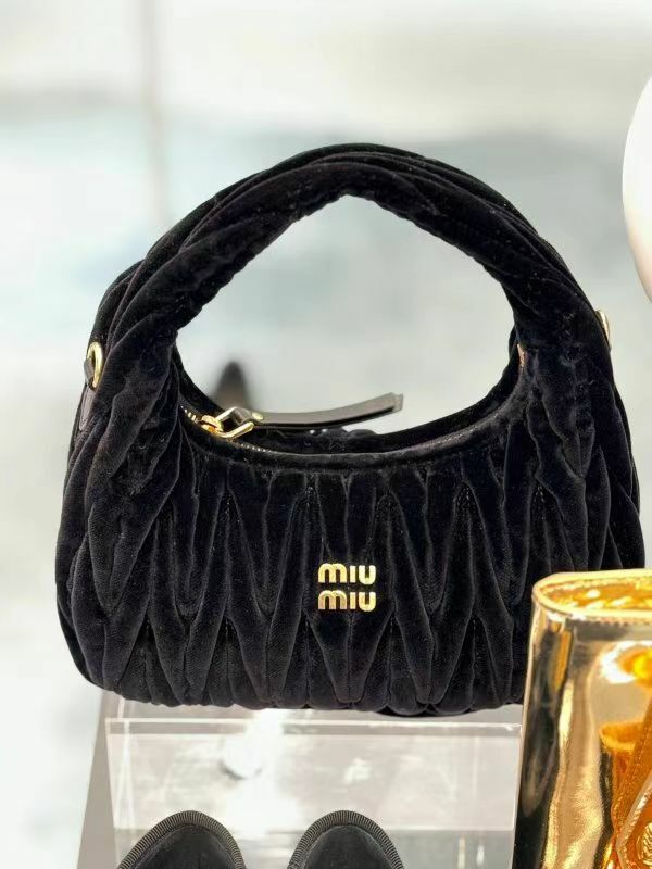 Miu Miu 黑色絲絨小號腋下單肩包  5BC125 2EOM F0002 -T