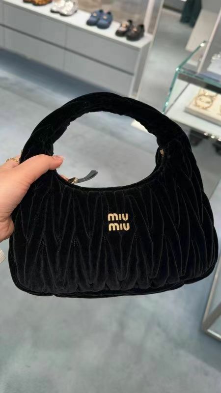 Miu Miu 黑色絲絨小號腋下單肩包  5BC125 2EOM F0002 -T