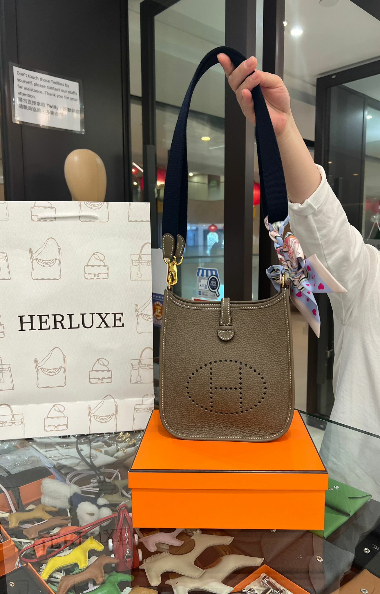 【 感謝支持 】爽快靚靚來shopping🥳 揀咗mini E大象灰拼靛藍色肩帶配埋twilly🎀 呢個搭配效果靚靚非常滿意❤️ 開心埋單抱走🤗 多謝你嘅支持與信任🫶💪