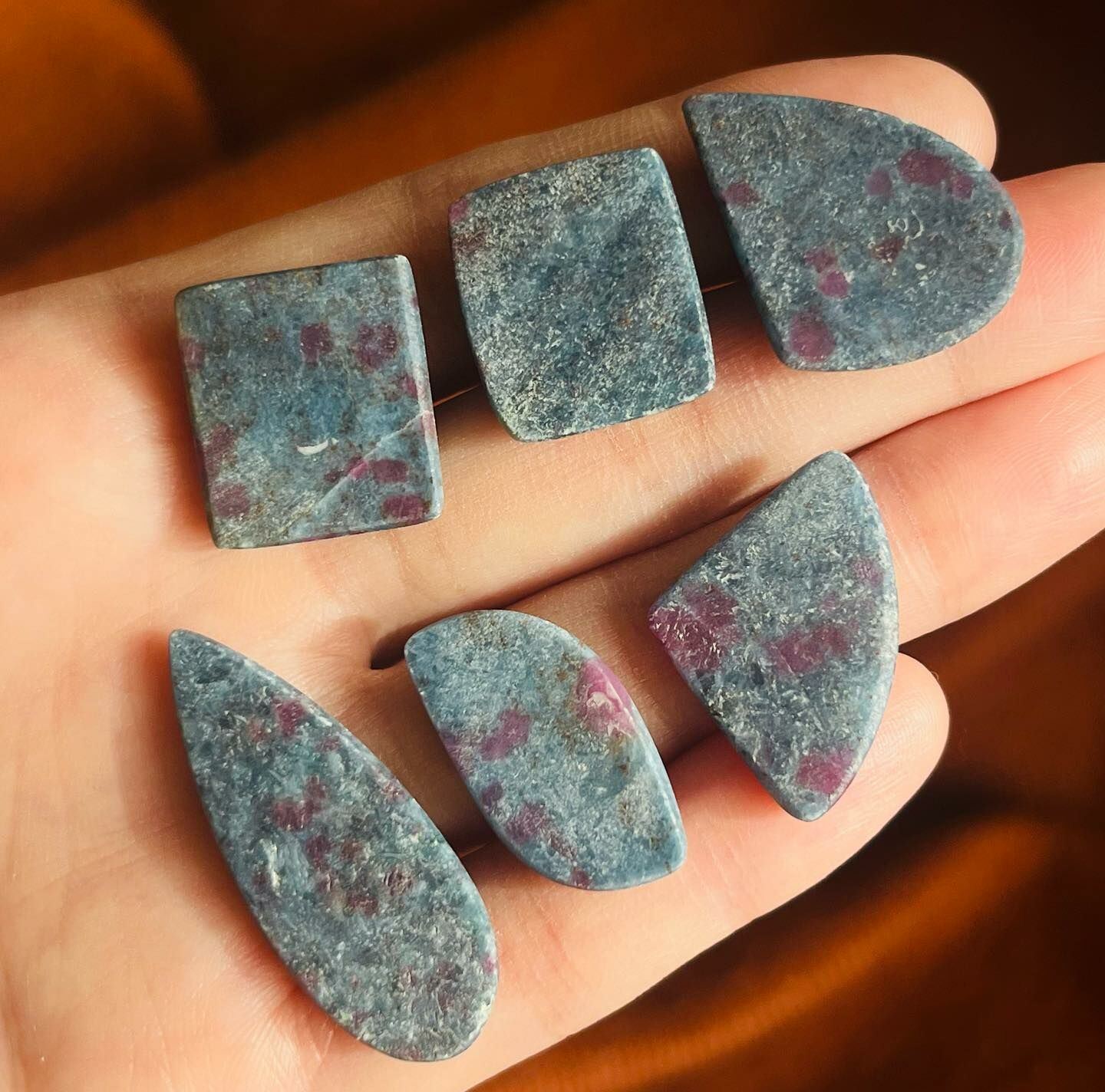 [原石] 紅寶藍晶石