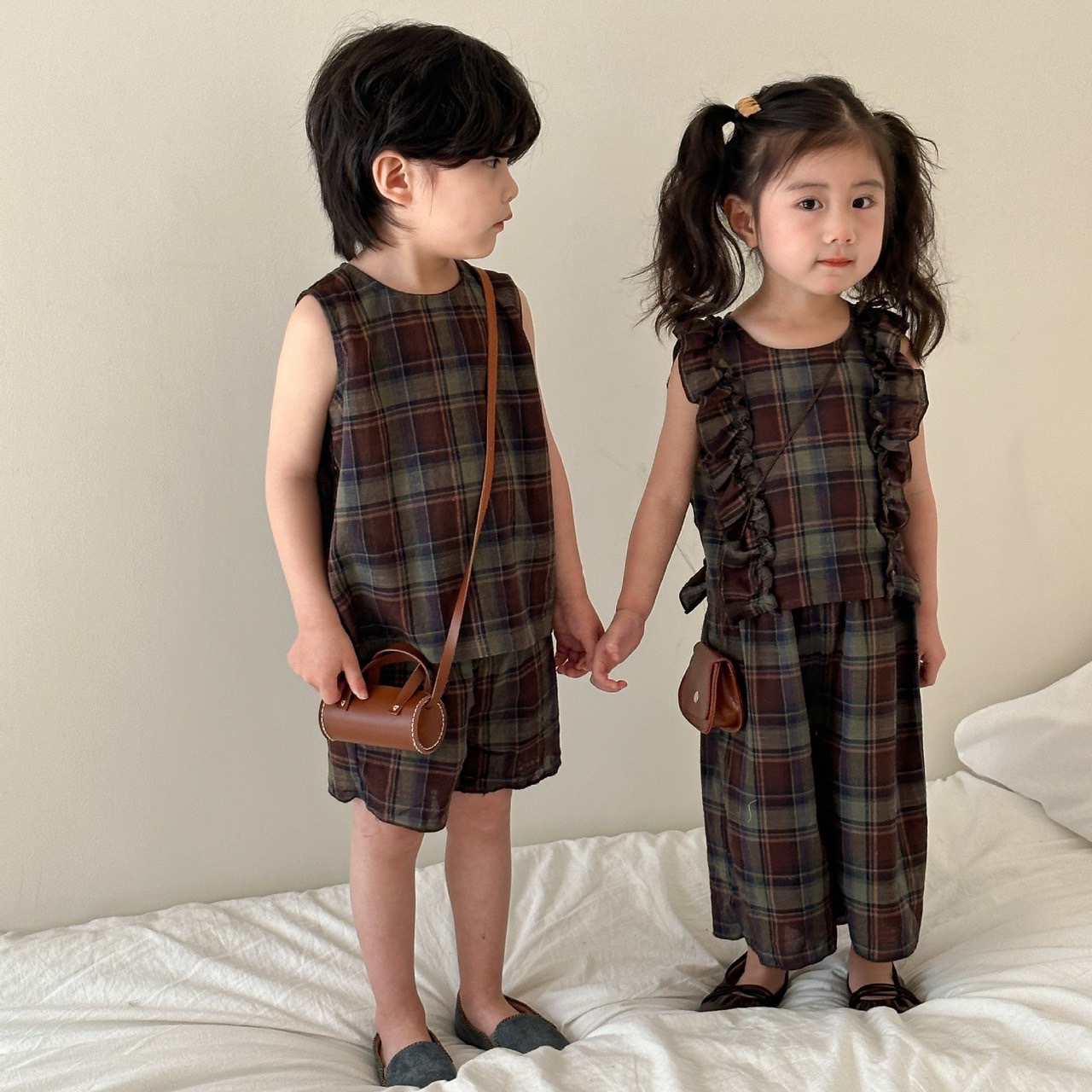 兄弟姐妹一起穿格紋套裝