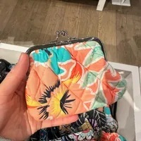 [S] VERA BRADLEY 15854-16348 KISS COIN PURSE,RAIN FOREST LILY CORAL, 886003477670 (SVB29)