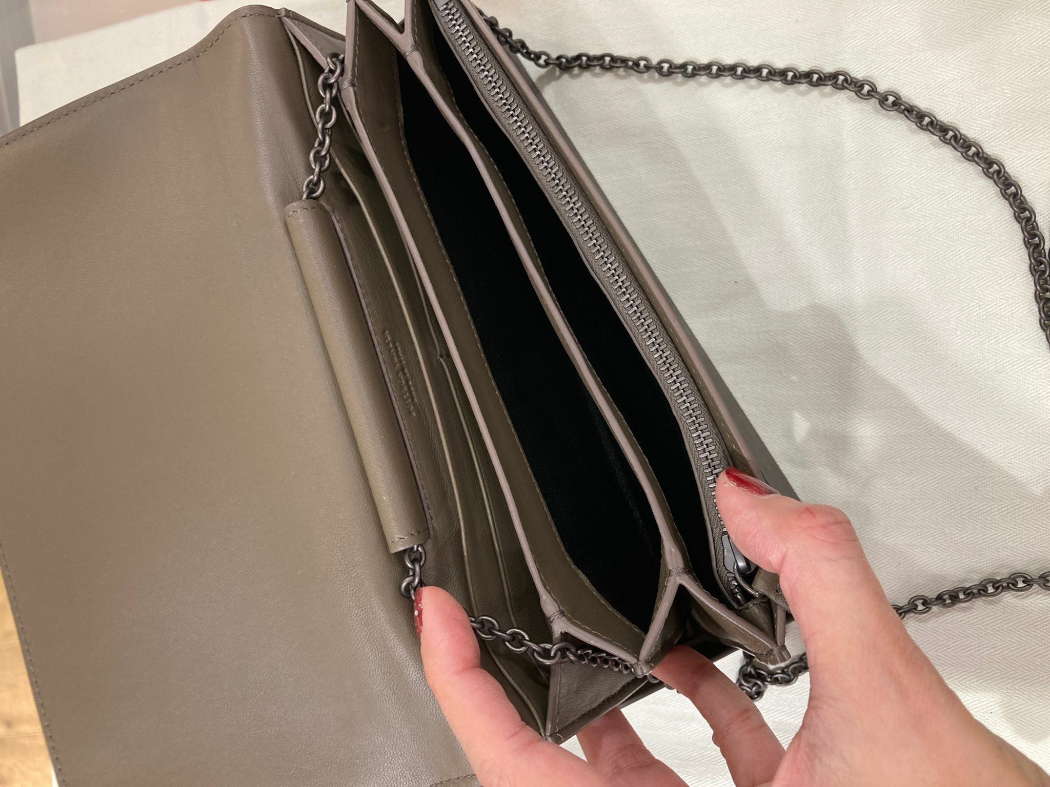 BV WOC灰色有鏈長銀包